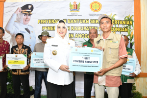 Pekalongan Penyangga Ekonomi Jateng,.Bupati Fadia Salurkan Bantuan Pertanian Alsintan dan Ternak