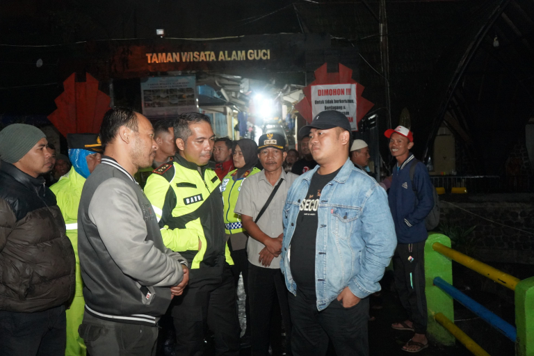 Bupati Tegal Ischak Tinjau Lokasi Banjir Guci: Masih Bisa Diatasi