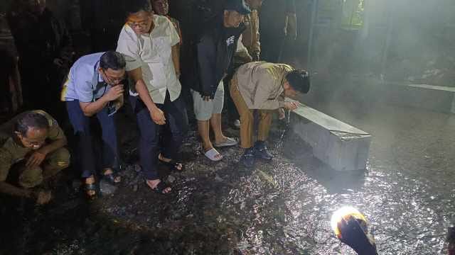 Malam Hari, Bupati Tegal Cek Perbaikan Pancuran 13 Wisata Guci