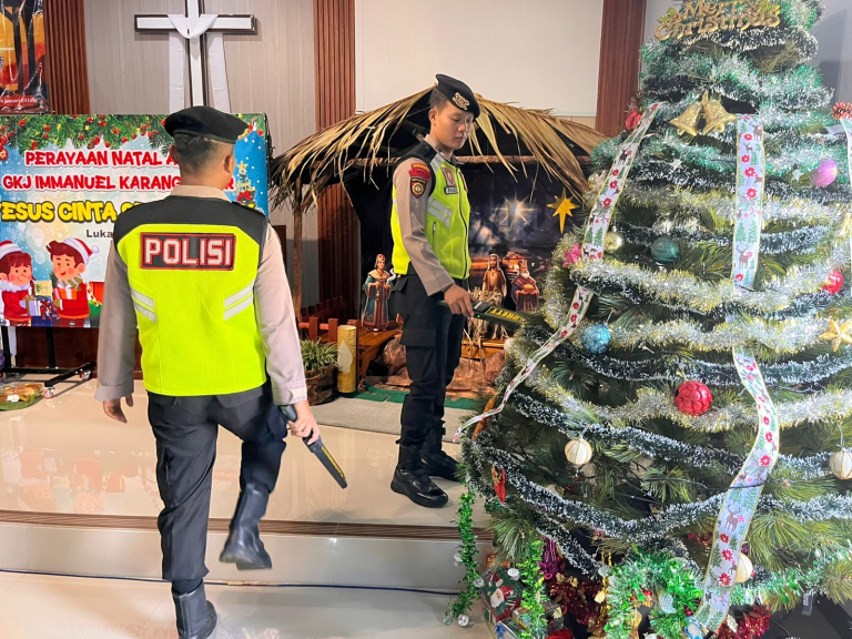 Polisi Sterilisasi Gereja di Pekalongan Jelang Perayaan Natal 2025