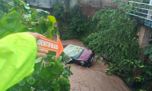 Mobil Ford Fiesta Terseret Longsor Tebing Sungai Tonjong Brebes
