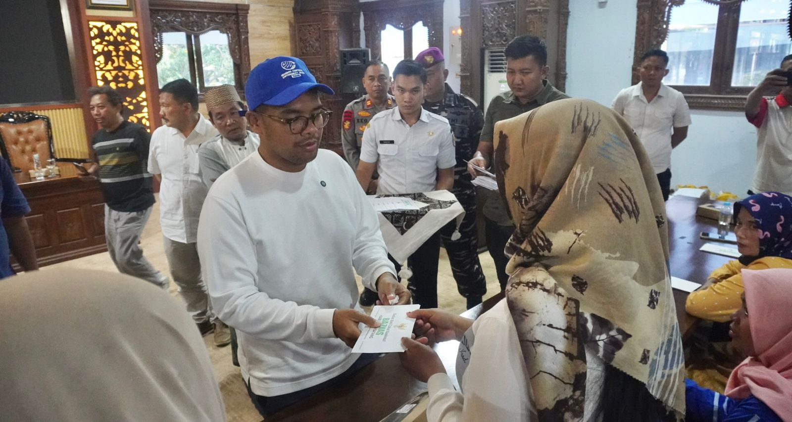 KM Rizki Minatika Hilang, Bupati Batang Serahkan Santunan untuk 14 Keluarga ABK