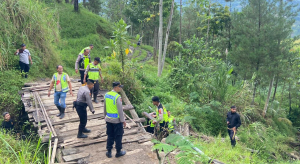 Jembatan Akses Pelajar Rusak Parah, Polres Pekalongan Turunkan Anggota Kerja Bakti di Kandangserang
