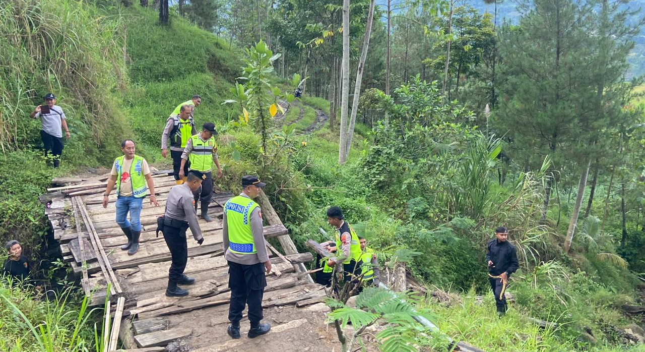 Jembatan Akses Pelajar Rusak Parah, Polres Pekalongan Turunkan Anggota Kerja Bakti di Kandangserang