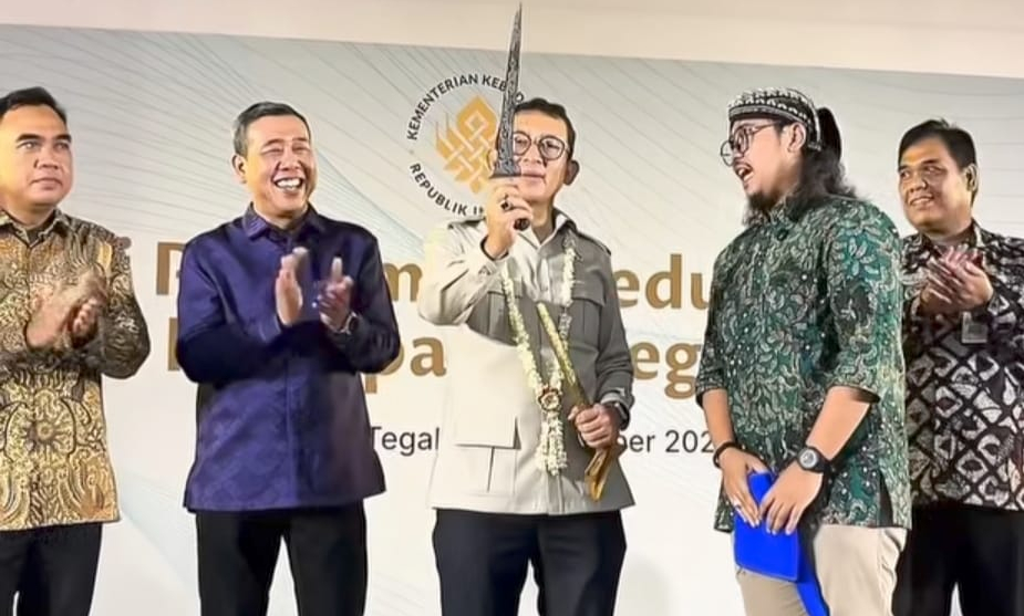 Ki Haryo Enthus Susmono Hadiahkan Keris Tegalan ke Fadli Zon, Apa Makna Keris Prau Labuh?