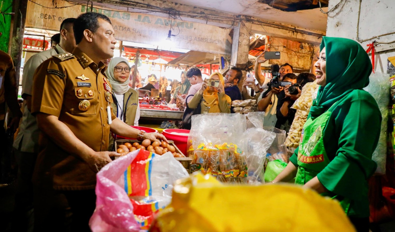 Jelang Natal dan Tahun Baru, Gubernur Ahmad Luthfi Pantau Harga Kebutuhan Pokok di Pasar Karangayu