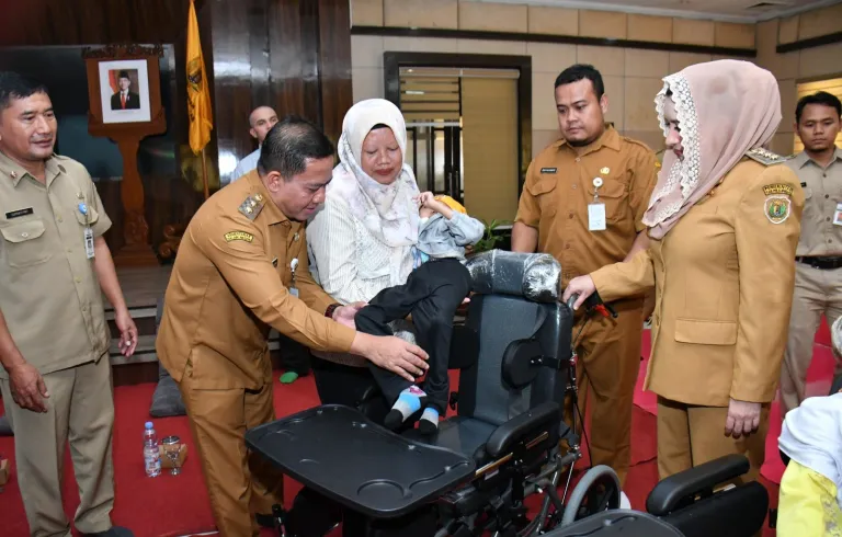 Bupati Fadia Salurkan Bantuan Hari Disabilitas Internasional