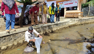 DKP dan Pegiat Literasi Tebar 1.000 Benih Ikan di Batang