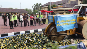Jelang Nataru, Polres Pekalongan Musnahkan 3.048 Botol Miras