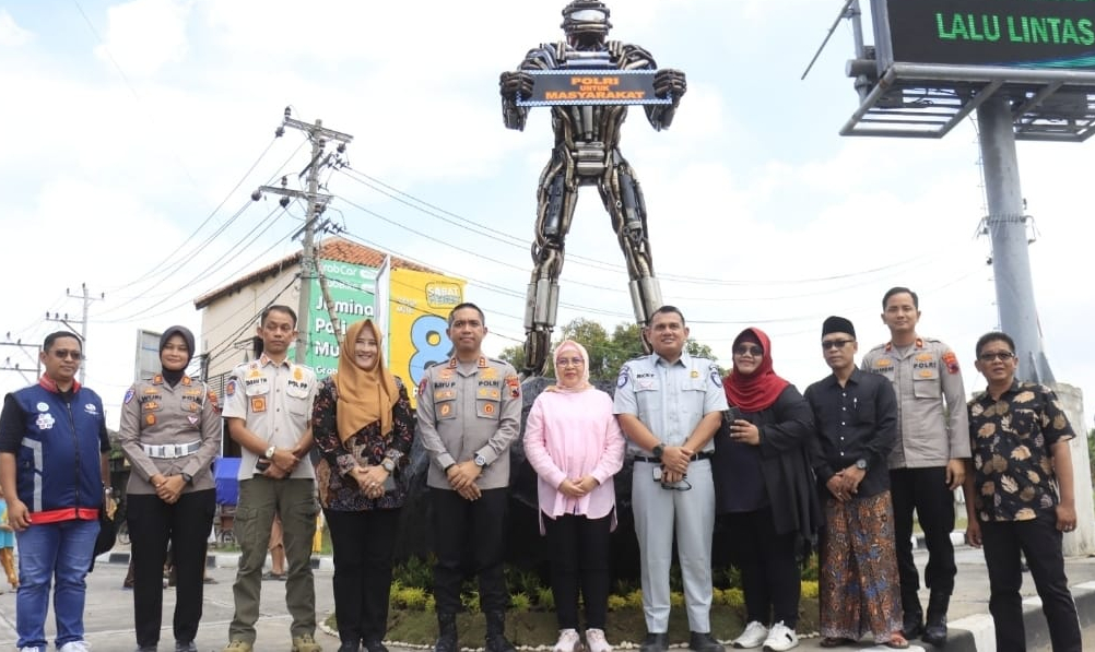 Kapolres Tegal Resmikan Patung Robot Knalpot Brong di Exit Tol Adiwerna