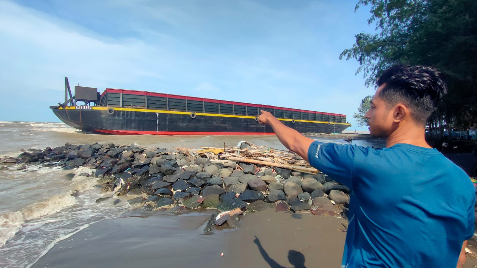 Ombak Tinggi Dorong Kapal Tongkang hingga Terdampar di Pantai Pulo Kodok Tegal