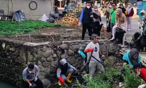 DPRD Tegal Ragil Ajak Warga Sidaharja Bersihkan Saluran Air