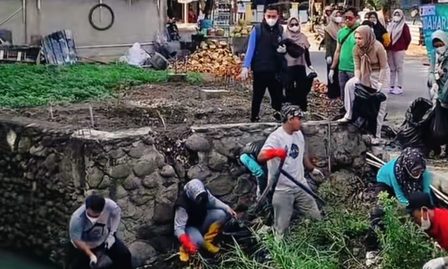 DPRD Tegal Ragil Ajak Warga Sidaharja Bersihkan Saluran Air