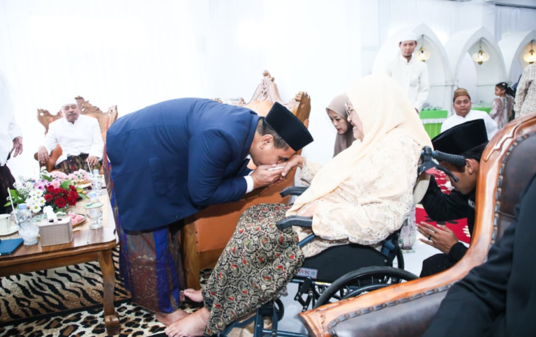 Ombak Tinggi Dorong Kapal Tongkang hingga Terdampar di Pantai Pulo Kodok Tegal