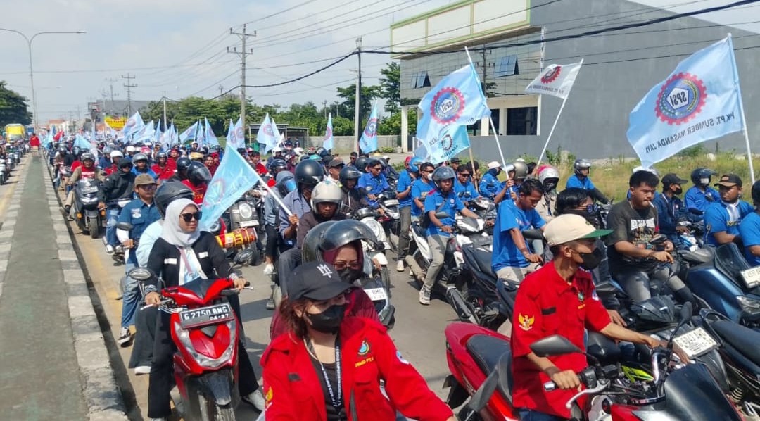 Ratusan Buruh Konvoi di Jalur Pantura Brebes