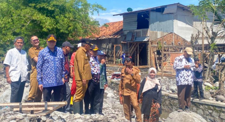 Wabup Brebes Tinjau Banjir Sungai Keruh di Bumiayu