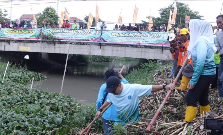 Mba Mitha dan Masjaka Blusukan Bersihkan Sungai Sigeleng Brebes