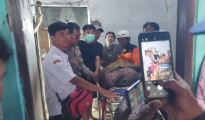 Rumah Tergenang Air, Lansia di Krandon Tegal Terpeleset hingga Dievakuasi ke Rumah Sakit