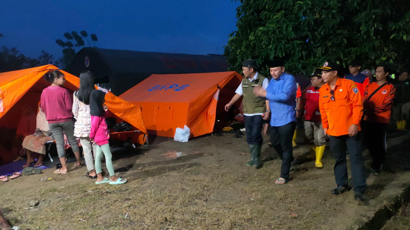 Dedy Yon Pastikan Warga Kaligangsa-Krandon Aman dan Dapur Umum Berjalan