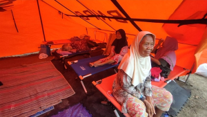 Tawa Lansia di Tenda BNPB Tegal, Menunggu Air Surut di Penghujung Tahun