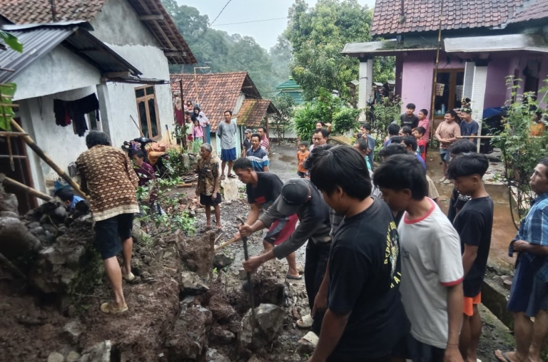 Hujan Deras Picu Longsor di Desa Mendolo Pekalongan