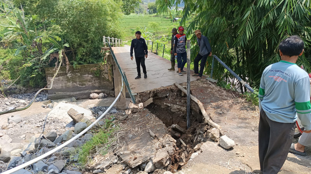 Jembatan Mlayang di Sirampog Ambrol Diterjang Banjir, Ribuan Warga Terisolasi