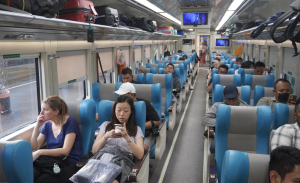 Wisman Ramai-Ramai Naik Kereta Api dari Pantura Barat Jateng