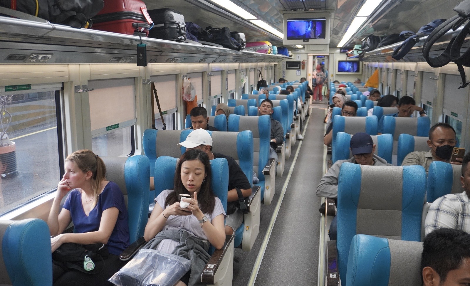 Wisman Ramai-Ramai Naik Kereta Api dari Pantura Barat Jateng