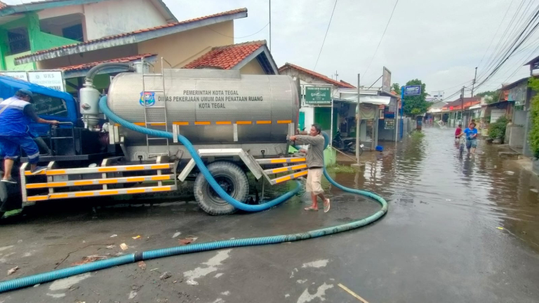 Tim PSDA DPUPR Tegal Bekerja Senyap Lawan Genangan di Krandon dan Kaligangsa