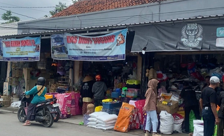 Kios Pakan Hewan di Tegal Ini Fasilitasi Informasi Konsumen