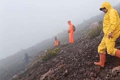 Pencarian Pendaki Hilang di Gunung Slamet Terkendala Cuaca