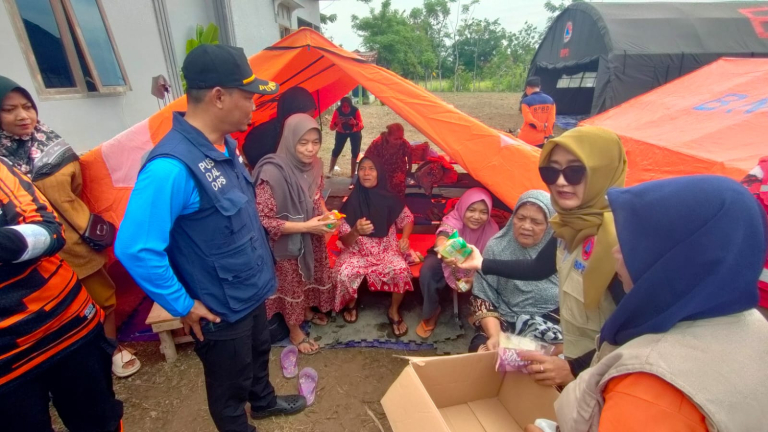 Genangan di Kaligangsa-Krandon Mulai Surut, Puluhan Warga Masih Bertahan di Pengungsian