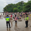 Libur Tahun Baru, Ribuan Warga Padati Pantai Ujungnegoro Batang