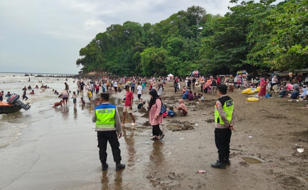 Libur Tahun Baru, Ribuan Warga Padati Pantai Ujungnegoro Batang